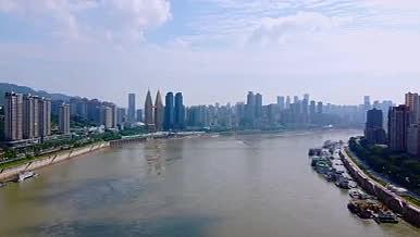 重庆长江两岸的江景轮船停靠在江边视频的预览图